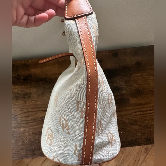 Dooney&Bourke light blue zippered bucket handbag with belt style strap - Picture 4 of 16